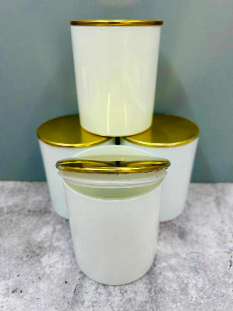 Vaso de vidrio blanco con tapa dorada