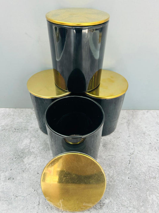 Vaso de vidrio negro o blanco con tapa dorada