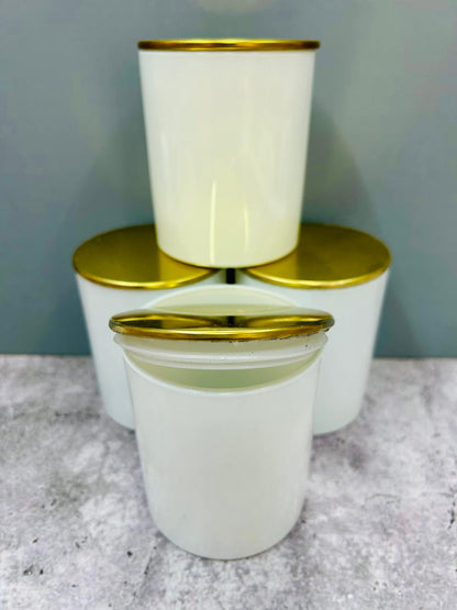Vaso de vidrio blanco con tapa dorada