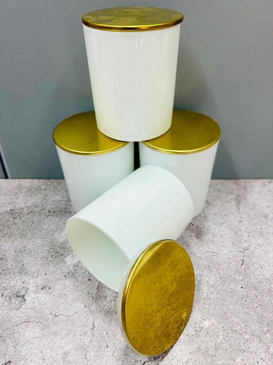 Vaso de vidrio blanco con tapa dorada