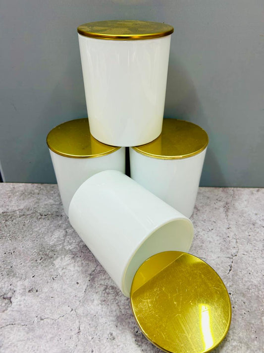 Vaso de vidrio blanco con tapa dorada