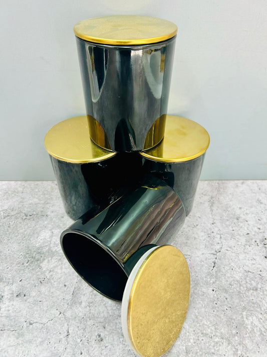 Vaso de vidrio negro o blanco con tapa dorada
