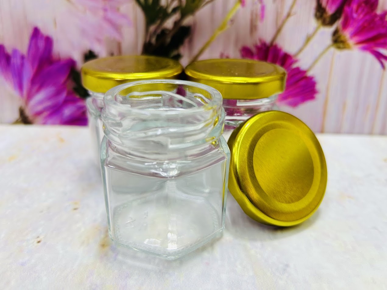 Envase de vidrio hexagonal con tapa metálica